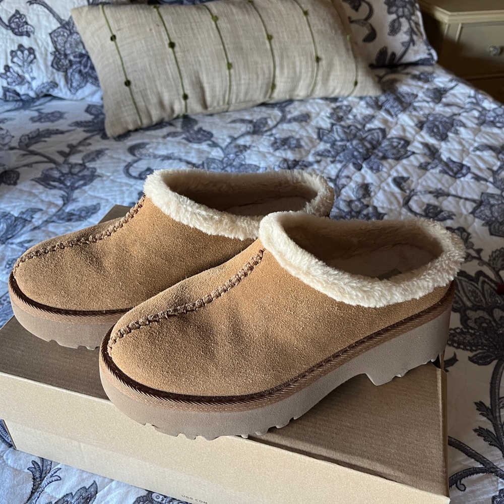 Women's Tan Suede Clogs with Faux Fur Lining